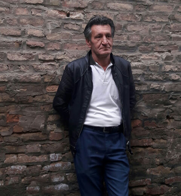 که اهل شنیدن باشد